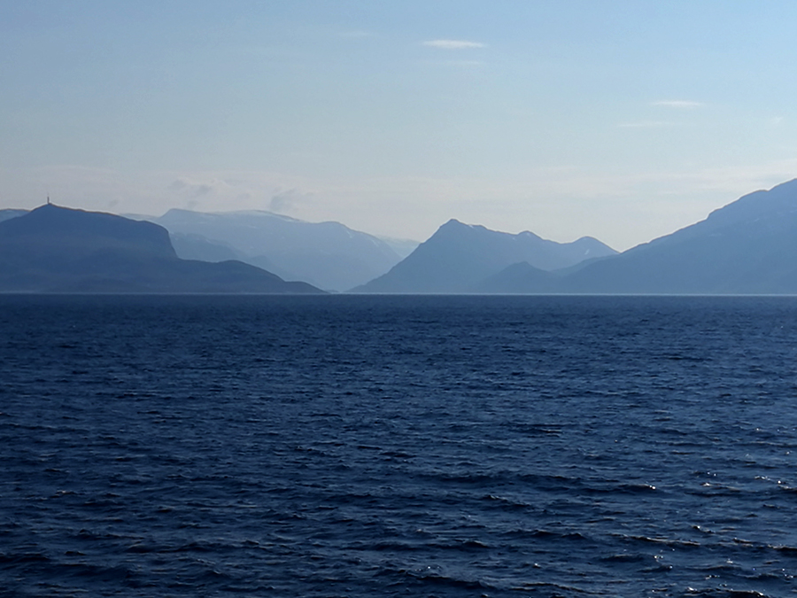 Foto: blaues Licht, Berge am Meer